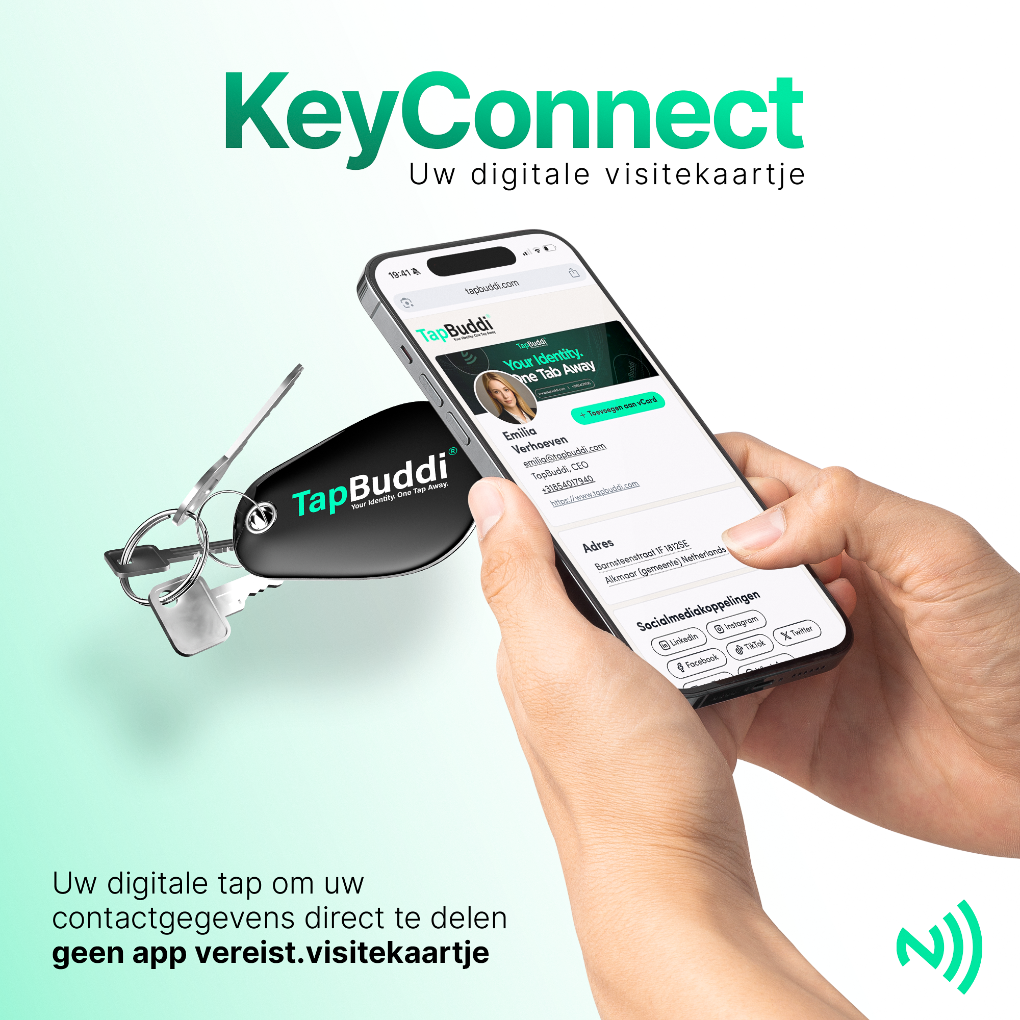 Zzp'er deelt zijn digitale visitekaartje door een NFC sleutelhanger tegen een smartphone te houden