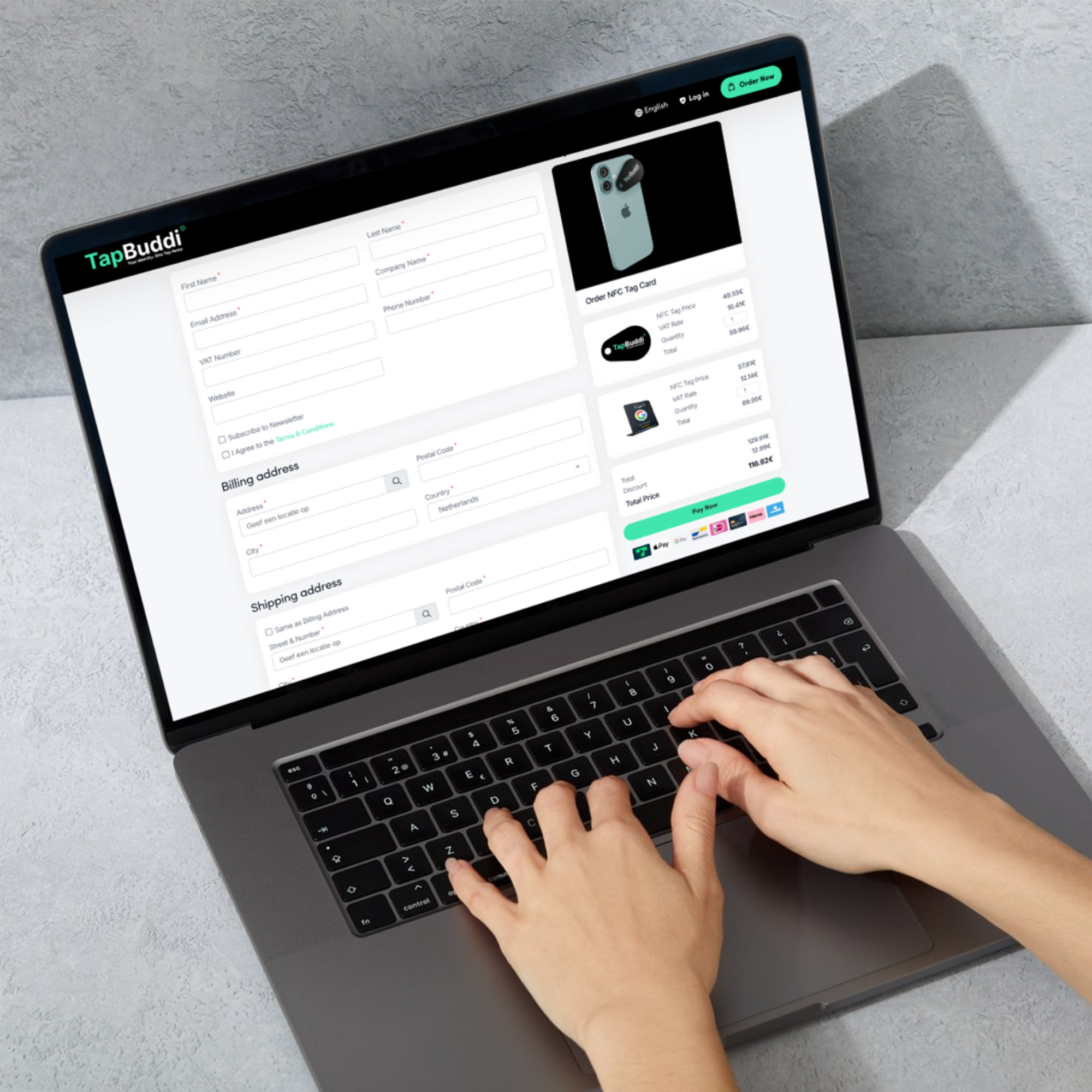 Ondernemer typt op een laptop een professionele reactie op een negatieve Google review